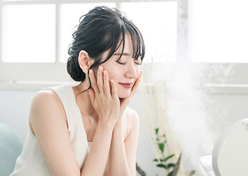 フェイシャルスチーマーを使用する女性